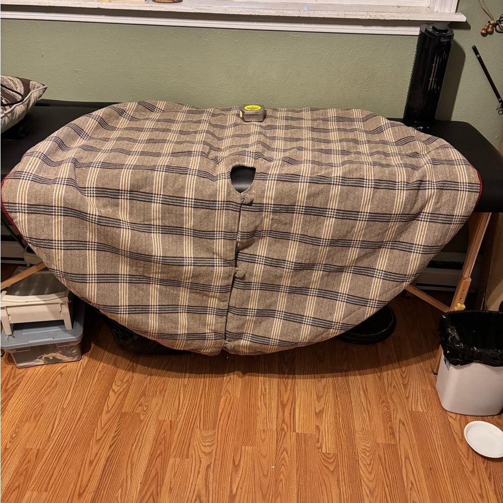 Tree Skirt Like New.Buttons Down the Sides That Open Up To Put It Around Tree